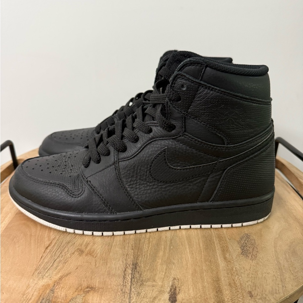 Jordan 1 Retro High OG perforated men’s Nike shoes